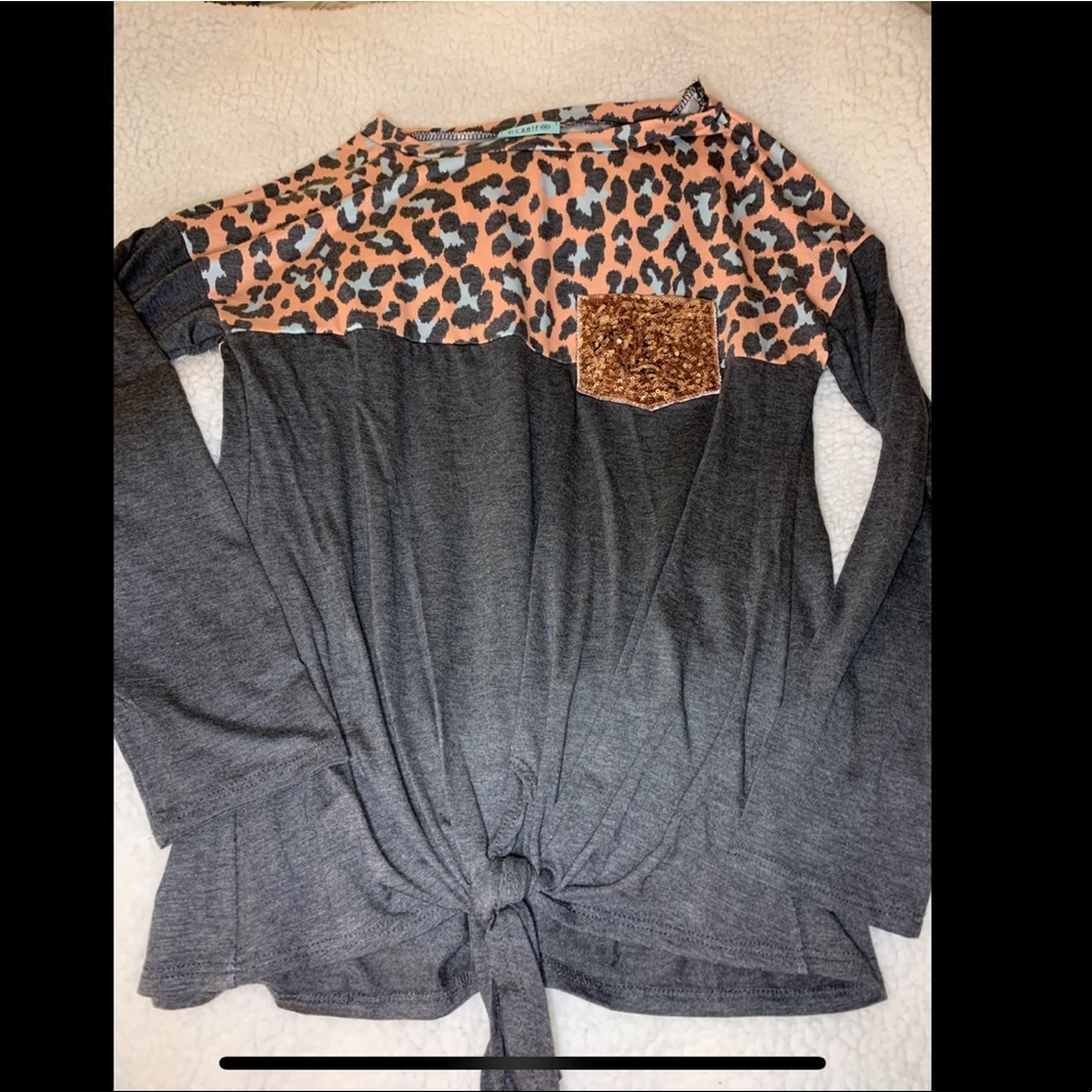 Long sleeve grey & leopard shirt!